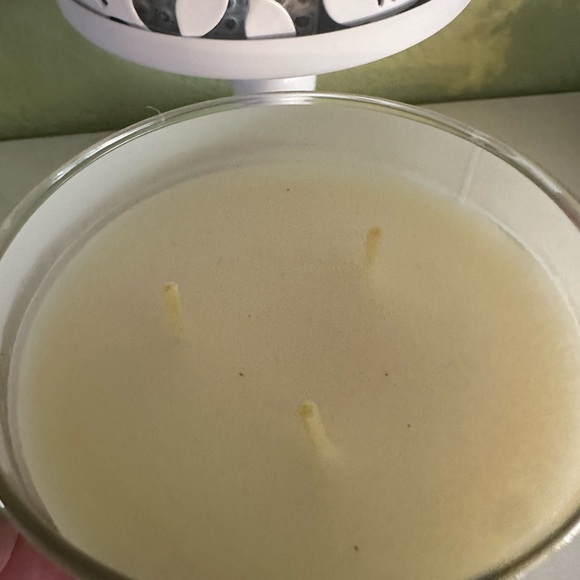 Feel Loved Scented Candle - White with Red Hearts ♥️ - Picture 5 of 6